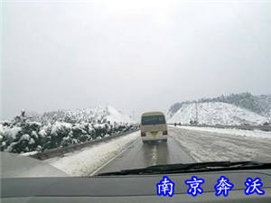 2007年公司參加江蘇電力救援車支援湖南郴州?。▓D）